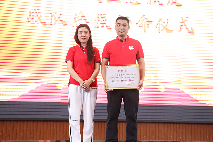 河南牛商匯會長荊明慧為戰(zhàn)隊(duì)總裁授牌