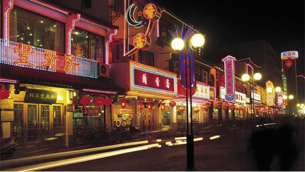 商業(yè)街燈光亮化應(yīng)有自己獨(dú)一無二的設(shè)計風(fēng)格